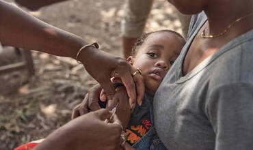 Una niña recibe la vacuna contra el sarampión en Madagascar.
