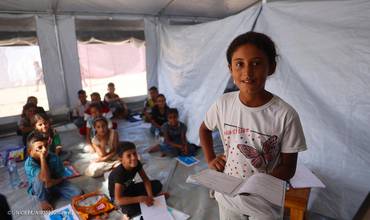 niñas y niños en una escuela impulsada por UNICEF en Gaza