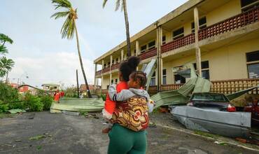 mujer con su bebé a la espalda por las calles de Madagascar