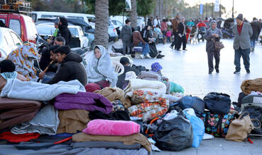 familias enteras y sus pertenencias en la calle en Líbano
