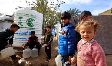 Familias se acercan a recoger agua a las instalaciones facilitadas por UNICEF en Gaza