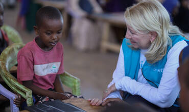 Catherine Russell, Directora Ejecutiva de UNICEF, junto a un niño en Somalia