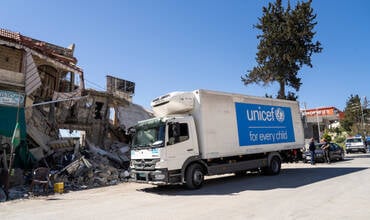 Camiones de UNICEF llevan suministros a Líbano