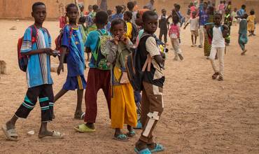 Chicas y chicos en el patio de una escuela en Mali.