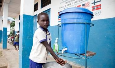 Una niña se lava las manos en su escuela apoyada por UNICEF en Ituri, RDC.