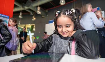 Niña con tablet