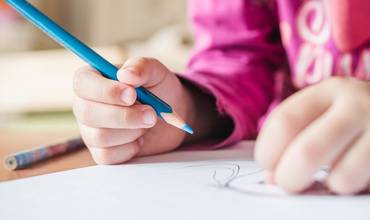 Imagen de recurso de una niña dibujando