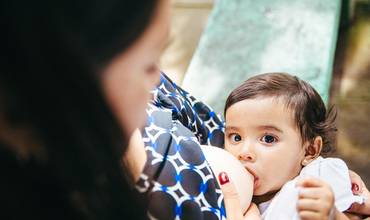 Una madre amamanta a su bebé en Guatemala