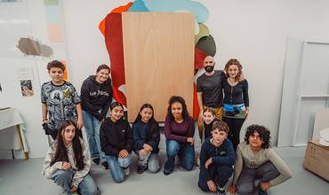 Un grupo de chicos y chicas que han cocreado la obra junto al artista contemporáneo Guillermo Mora para ARCO 2026