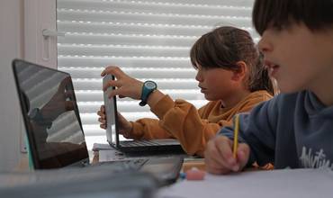 niña y niña frente a un ordenador