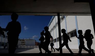 siluetas de niños jugando en España