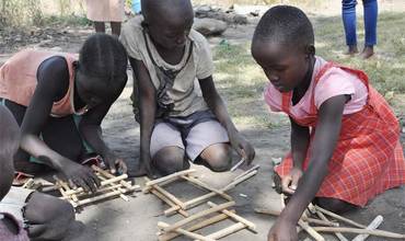 Os nenos e nenas ugandeses xogan xuntos