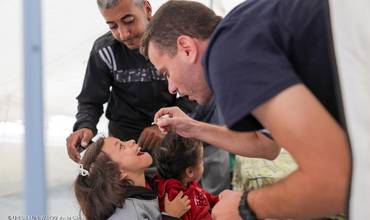 Una niña recibe la segunda dosis de la vacuna de la polio en Gaza
