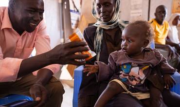 bebé recibe un sobre de nutrición en Sudán del Sur