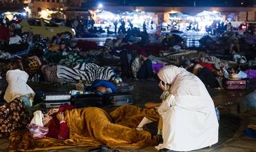 Personas afectadas por el terremoto en las calles de Marruecos durante las primeras horas posteriores al terremoto