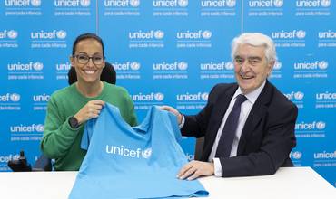 Teresa Perales recibiendo la camiseta de Embajadora de UNICEF de manos de su presidente