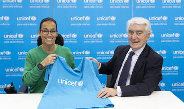 Teresa Perales recibiendo la camiseta de Embajadora de UNICEF de manos de su presidente