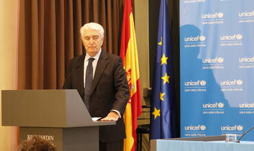 Gustavo Suárez Pertierra, presidente de UNICEF España, en la presentación del informe hoy desde el Real Jardín Botánico