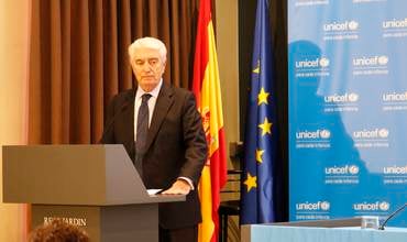 Gustavo Suárez Pertierra, presidente de UNICEF España, en la presentación del informe hoy desde el Real Jardín Botánico