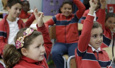 Niños y niñas asisten a la escuela en un colegio de Madrid