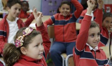 Niños y niñas asisten a la escuela en un colegio de Madrid