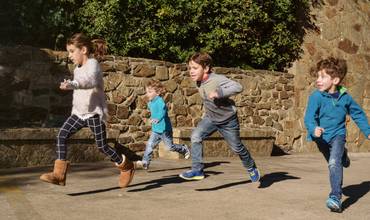 Niños practicando actividad física.