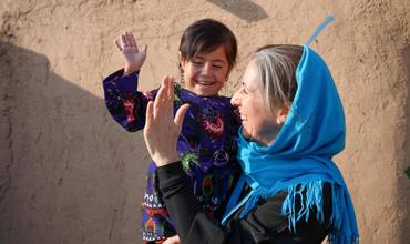 Parwana, de 5 años, se divierte junto a nuestra compañera Sam Mort, de UNICEF Afganistán