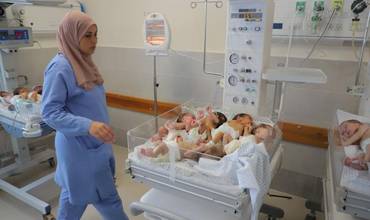 Algunos de los bebés evacuados en sus incubadoras