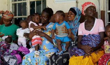 Familias esperan a ser atendidas en un centro de salud de Kenema en Sierra Leona