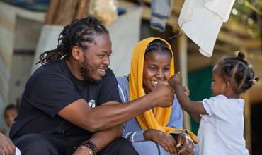 Ishmael Beah durante su visita a Sudán