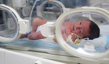 Un recién nacido en uno de los hospitales que apoya UNICEF en la Franja de Gaza