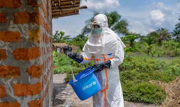Un equipo de saneamiento apoyado por UNICEF descontamina una casa en Mbandaka, República Democrática del Congo