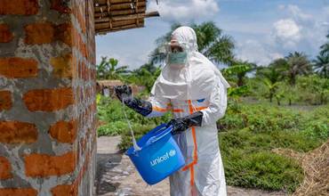 Un equipo de saneamiento apoyado por UNICEF descontamina una casa en Mbandaka, República Democrática del Congo