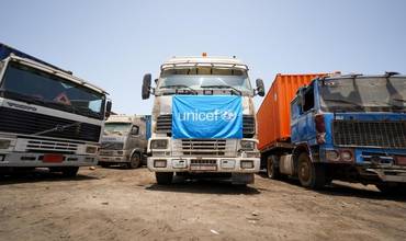 Camión cargado de suministros de UNICEF
