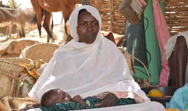 Hassan, de 9 meses, justo a su madre una vez recuperado de la desnutrición aguda grave. 