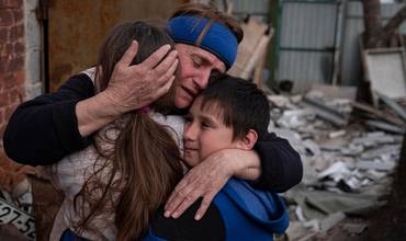 Una abuela ucraniana se aferra con fuerza a su nieto y a su mejor amiga a las afueras de Chernihiv.