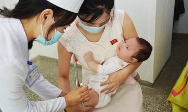 Imagen tomada en un hospital de Pyongyang al inicio de la campaña de vacunación