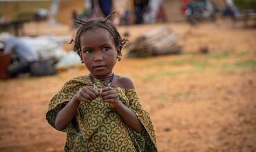 Una niña desplazada que vive en el emplazamiento de Bawa, Mali
