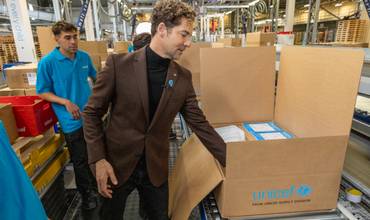 David Bisbal en el almacén de UNICEF. 