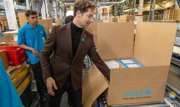David Bisbal visita el almacén humanitario de UNICEF en Copenhague, el más grande del mundo 