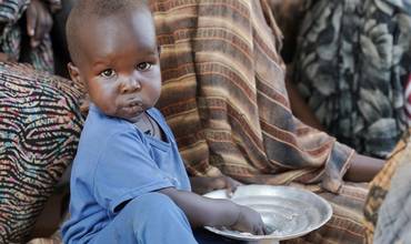 Niños y familias desplazados en el centro de Tambasi, en El Fasher, Darfur del Norte.