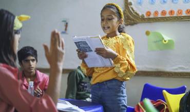 Rayan, de Siria, puede continuar con su educación a distancia.