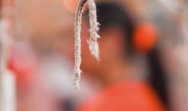 Portada del informe "El beneficio de hacer: el impacto de políticas concretas para revertir la pobreza infantil en España"