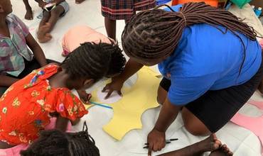 Actividades para niños y niñas desplazados por la violencia armada.