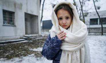 Eva, de 8 años, en el duro invierno de Ucrania.