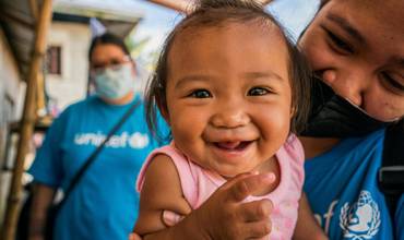 Jonaila, de Filipinas, el día antes de su primera vacunación rutinaria.