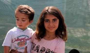 Dos niños desplazados por el terremoto de Turquía