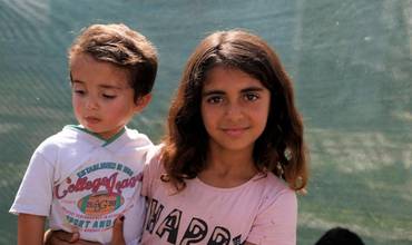 Dos niños desplazados por el terremoto de Turquía