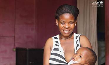 Una niña de 10 meses recibe su primera dosis de vacuna en Angola.