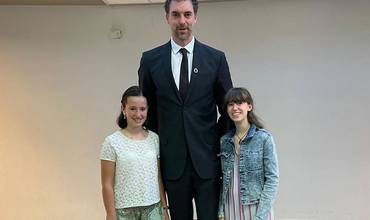 Pau Gasol (centro), Ana (derecha) y Celia (izquierda) durante el acto
